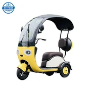 老人のスクーター